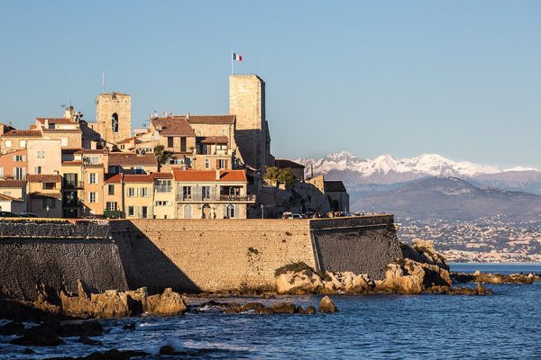 Singles in Antibes: view of the city