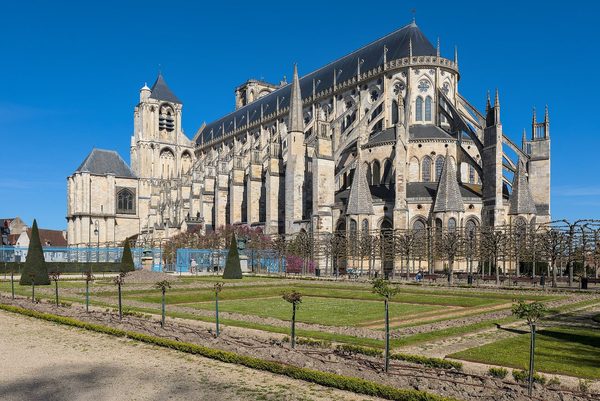 Singles in Bourges: view of the city