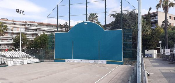 Singles in Cannes: view of the city