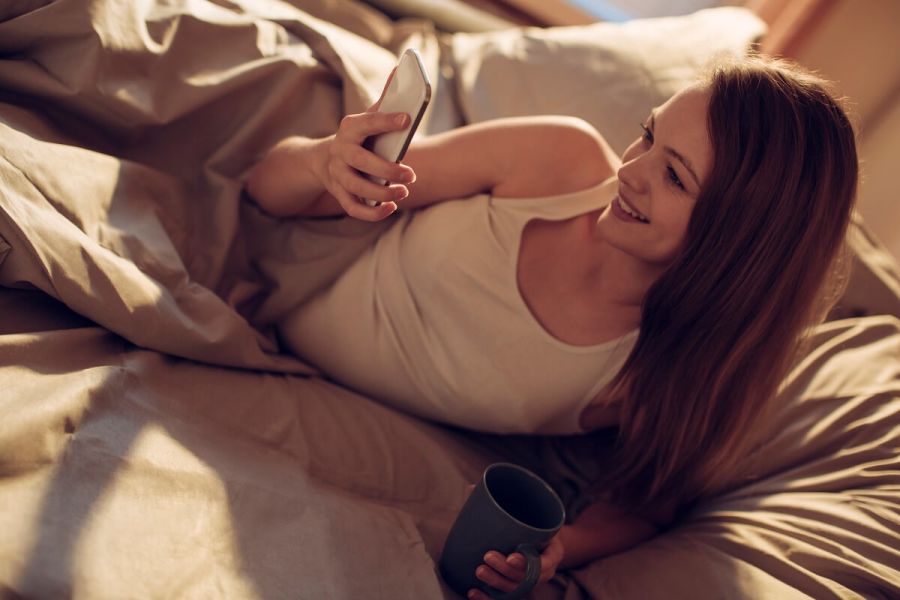 femme utilisant son téléphone