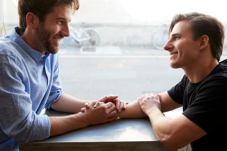 Couple gay en rendez-vous